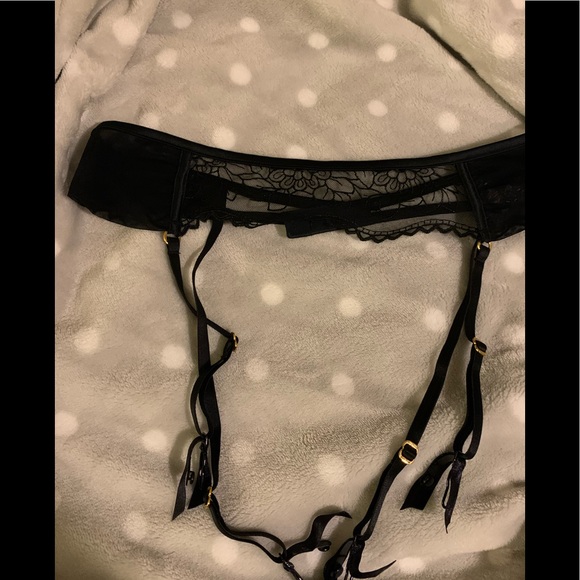 Victoria’s Secret delicate garter belt - Picture 1 of 4